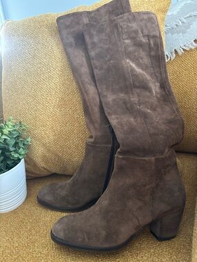 Classic Brown Suede Knee-High Block Heel Boots with Side Zip